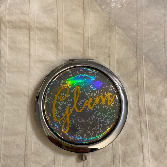 Mirror compact “Glam” New 2 3/4” sliver - Picture 1 of 4